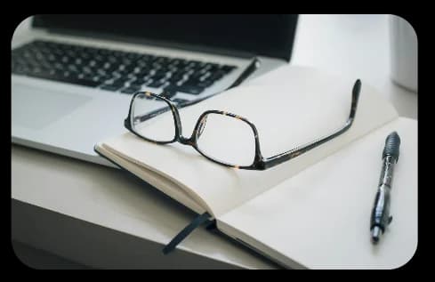 Equipo legal asesorando clientes